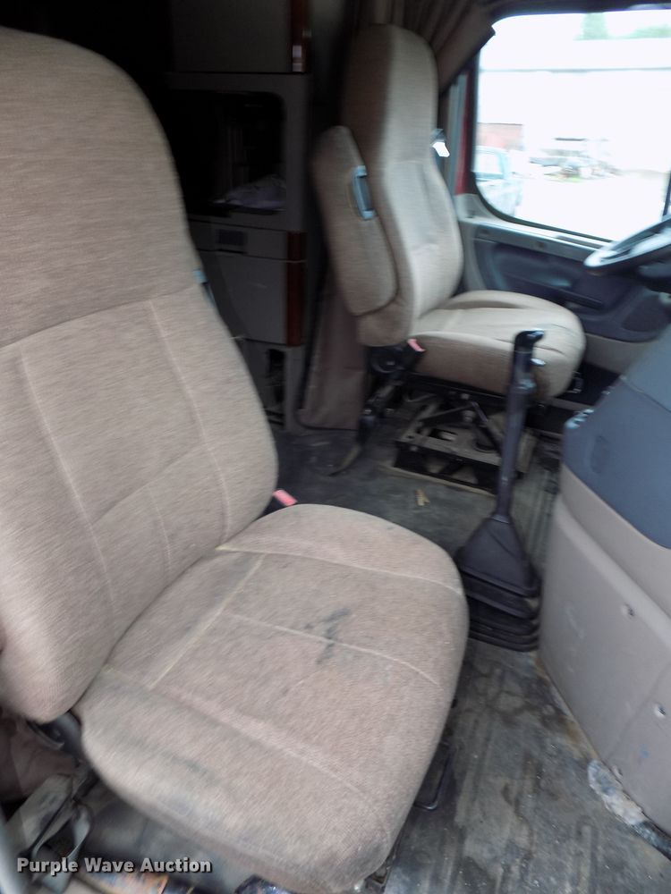 image for item H1469 2012 Freightliner Cascadia  semi truck