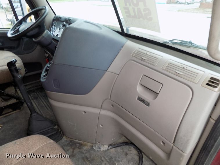 image for item H1469 2012 Freightliner Cascadia  semi truck