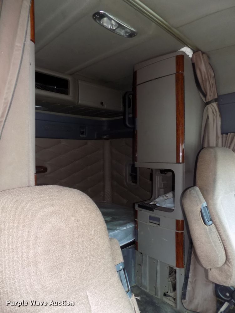 image for item H1469 2012 Freightliner Cascadia  semi truck