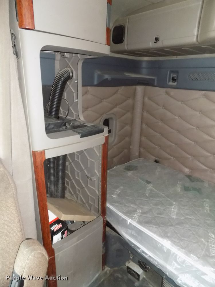 image for item H1469 2012 Freightliner Cascadia  semi truck