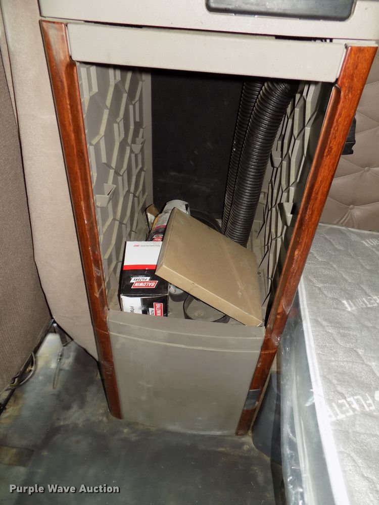 image for item H1469 2012 Freightliner Cascadia  semi truck