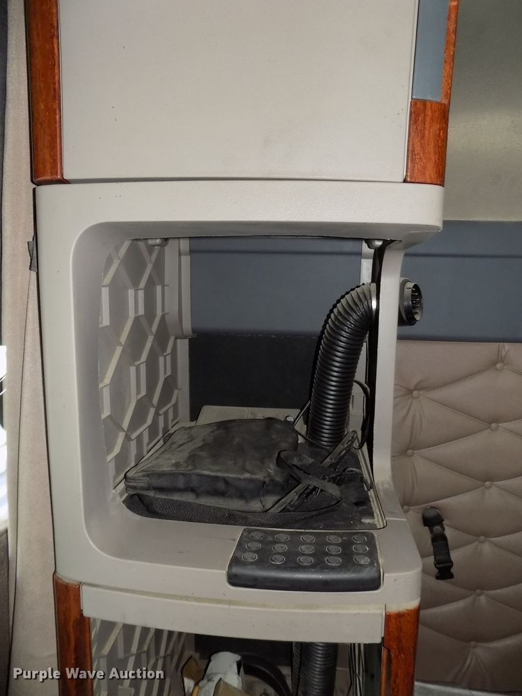 image for item H1469 2012 Freightliner Cascadia  semi truck