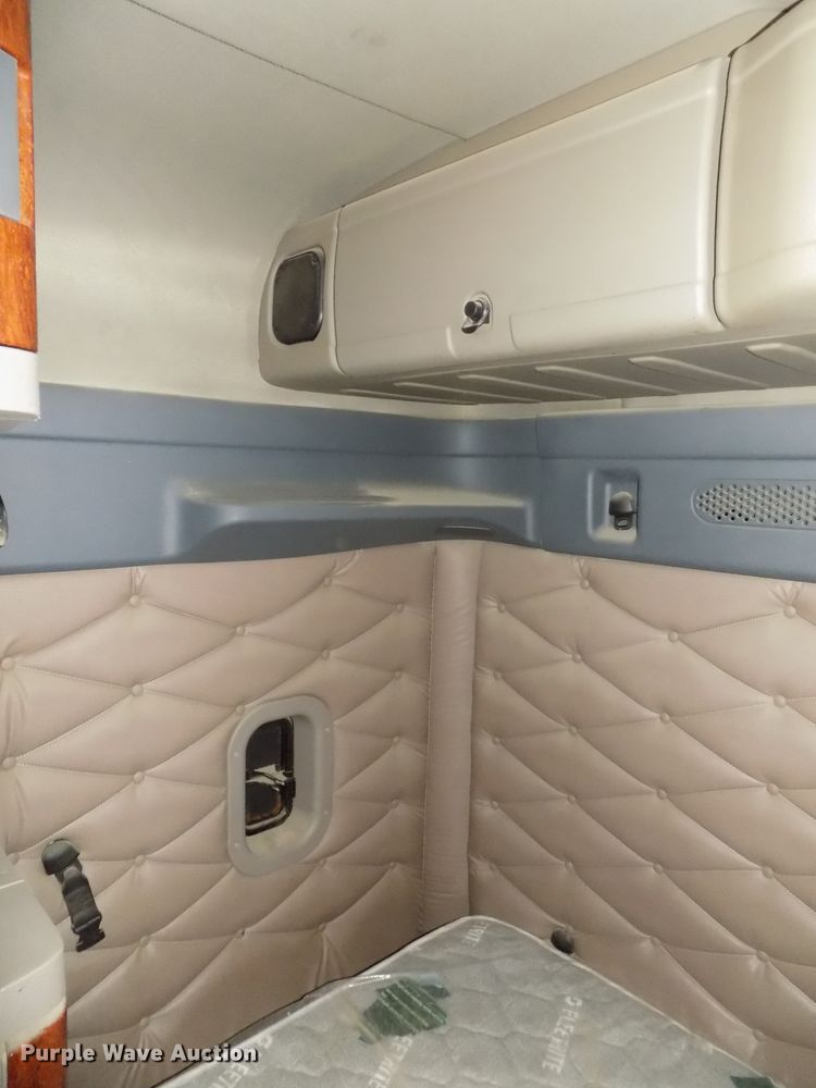 image for item H1469 2012 Freightliner Cascadia  semi truck