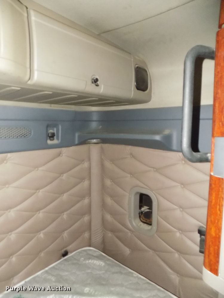 image for item H1469 2012 Freightliner Cascadia  semi truck