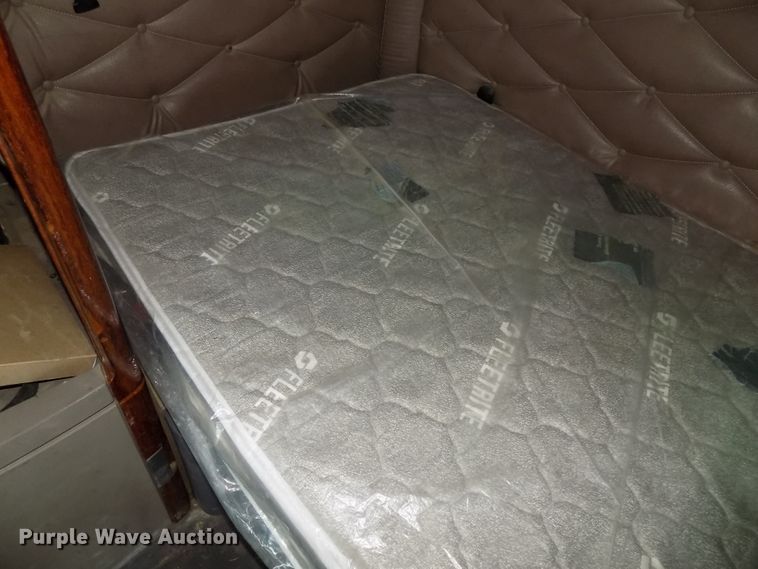 image for item H1469 2012 Freightliner Cascadia  semi truck