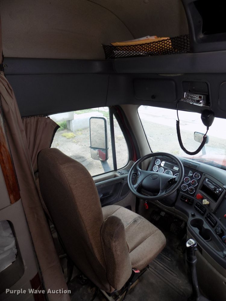 image for item H1469 2012 Freightliner Cascadia  semi truck