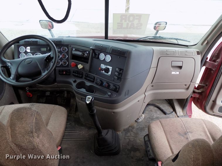 image for item H1469 2012 Freightliner Cascadia  semi truck