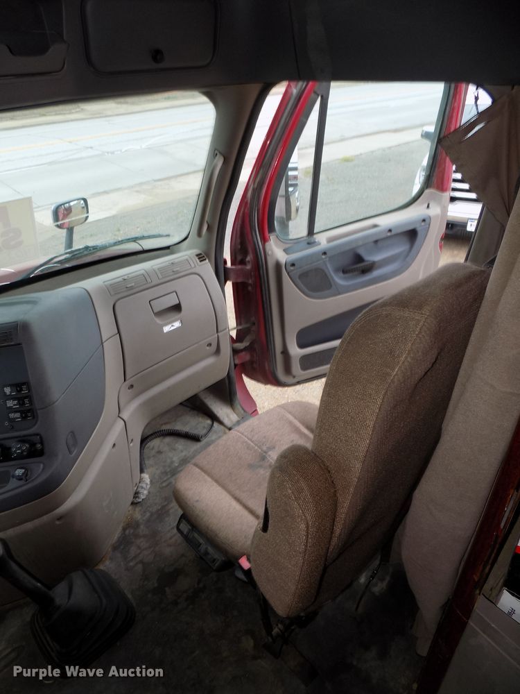 image for item H1469 2012 Freightliner Cascadia  semi truck