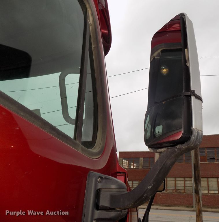 image for item H1469 2012 Freightliner Cascadia  semi truck