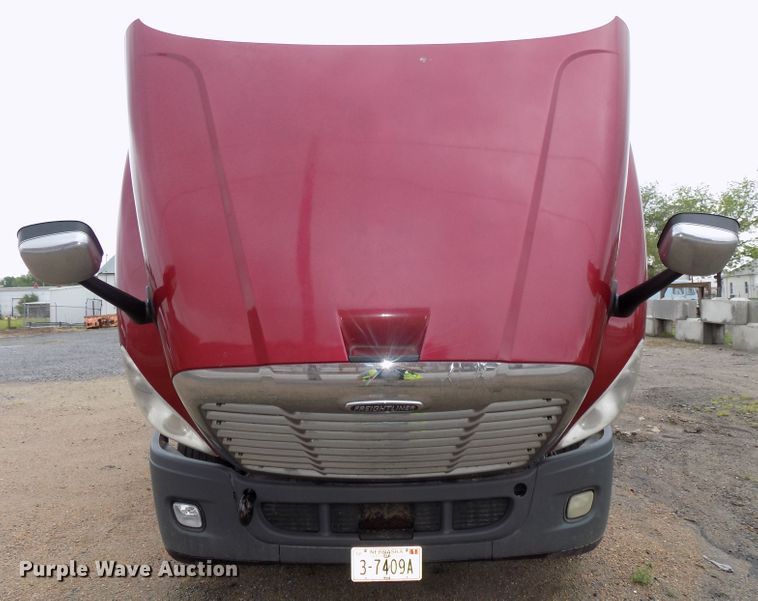 image for item H1469 2012 Freightliner Cascadia  semi truck