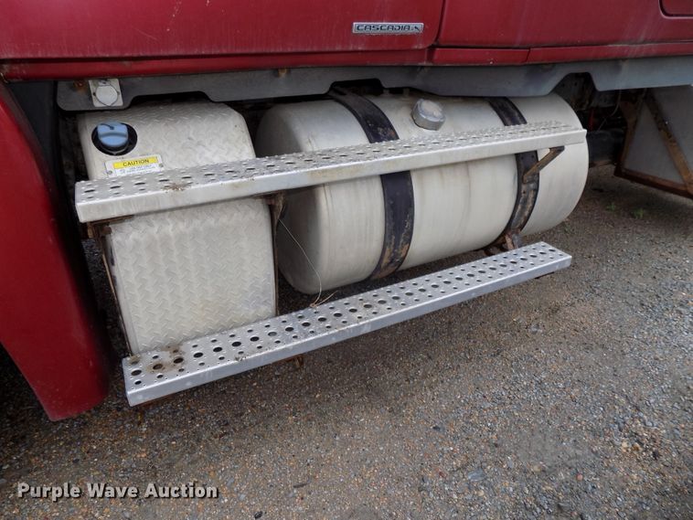 image for item H1469 2012 Freightliner Cascadia  semi truck