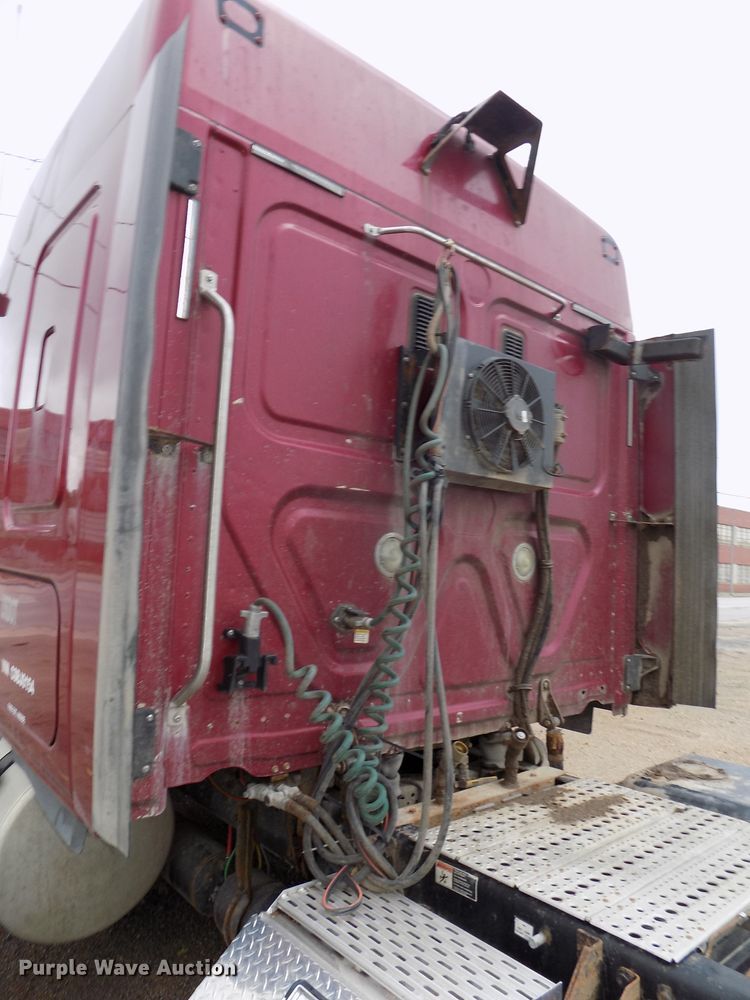 image for item H1469 2012 Freightliner Cascadia  semi truck