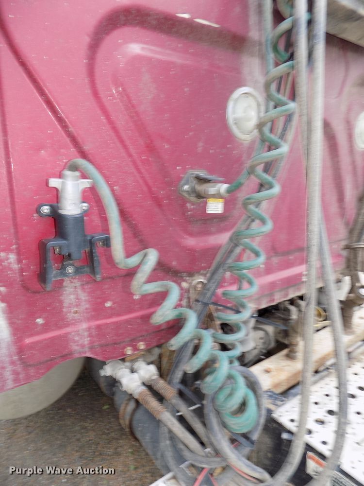 image for item H1469 2012 Freightliner Cascadia  semi truck