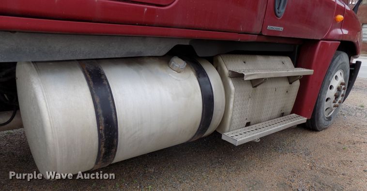 image for item H1469 2012 Freightliner Cascadia  semi truck