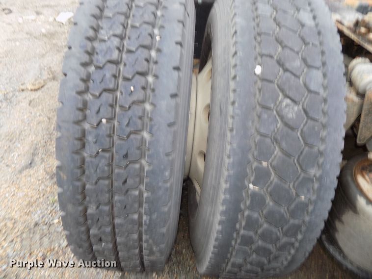 image for item H1469 2012 Freightliner Cascadia  semi truck