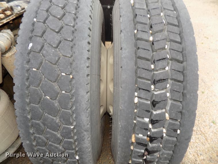 image for item H1469 2012 Freightliner Cascadia  semi truck