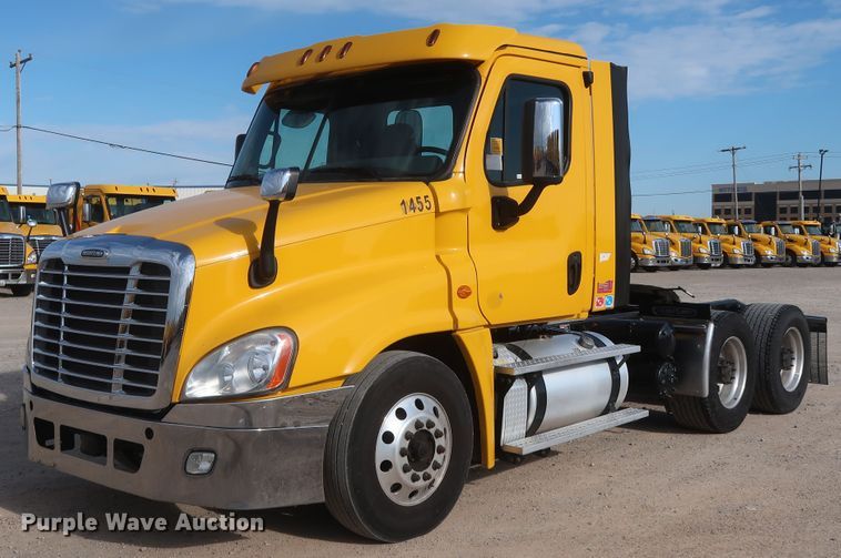 image for item HA9100 2017 Freightliner Cascadia 125  semi truck