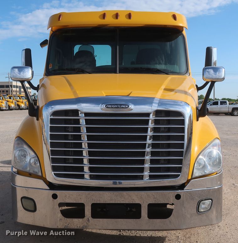 image for item HA9100 2017 Freightliner Cascadia 125  semi truck