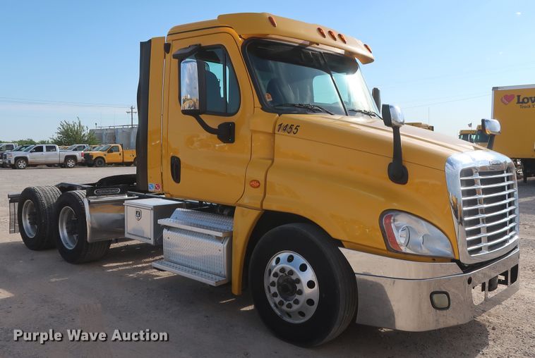 image for item HA9100 2017 Freightliner Cascadia 125  semi truck