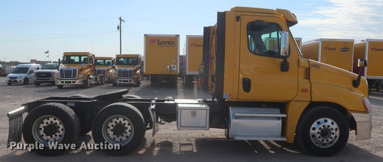 image for item HA9100 2017 Freightliner Cascadia 125  semi truck