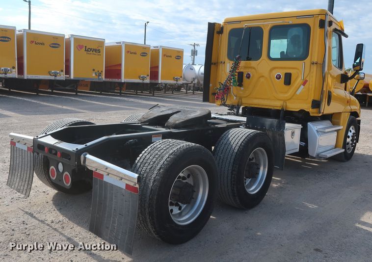 image for item HA9100 2017 Freightliner Cascadia 125  semi truck