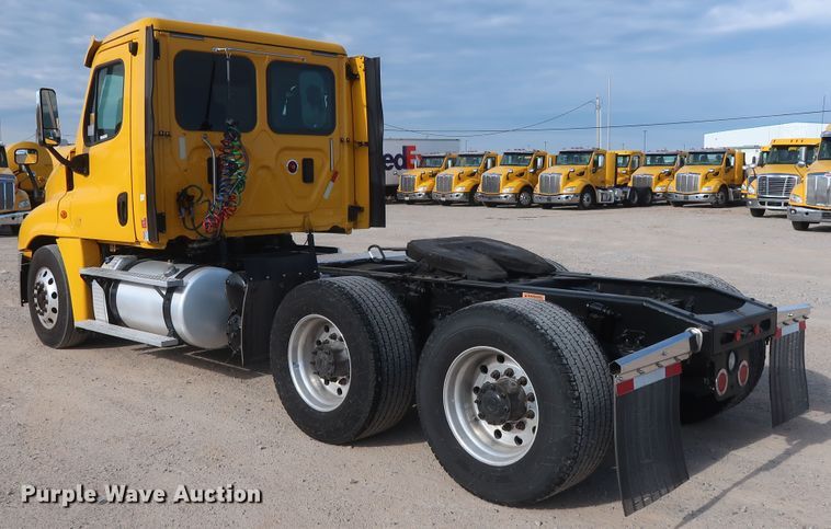 image for item HA9100 2017 Freightliner Cascadia 125  semi truck