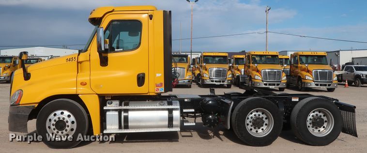 image for item HA9100 2017 Freightliner Cascadia 125  semi truck