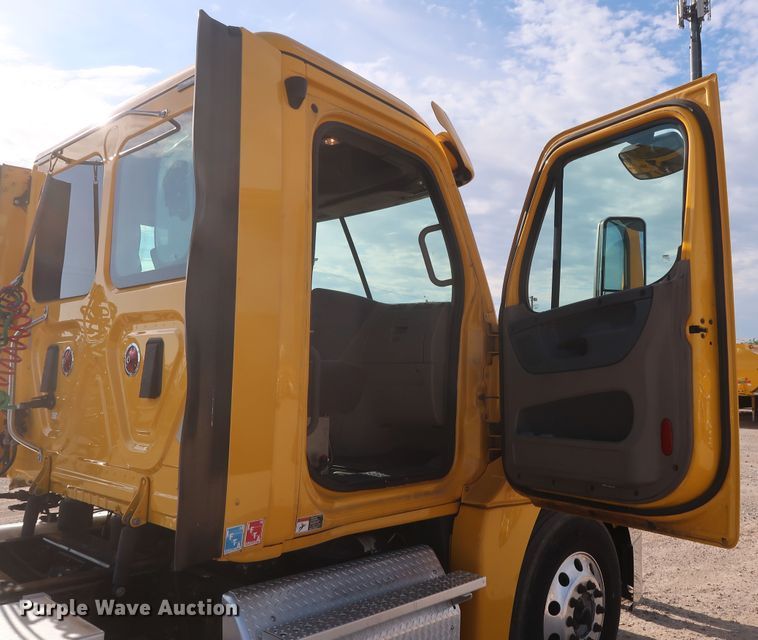 image for item HA9100 2017 Freightliner Cascadia 125  semi truck