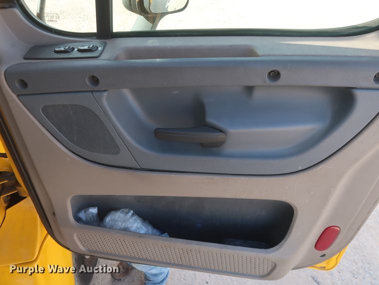 image for item HA9100 2017 Freightliner Cascadia 125  semi truck