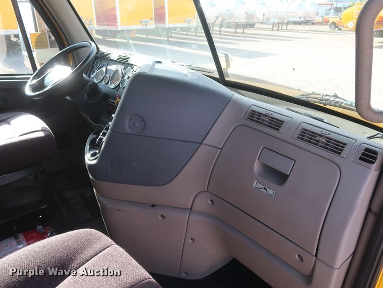 image for item HA9100 2017 Freightliner Cascadia 125  semi truck