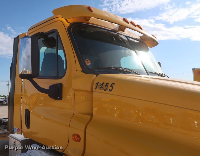 image for item HA9100 2017 Freightliner Cascadia 125  semi truck