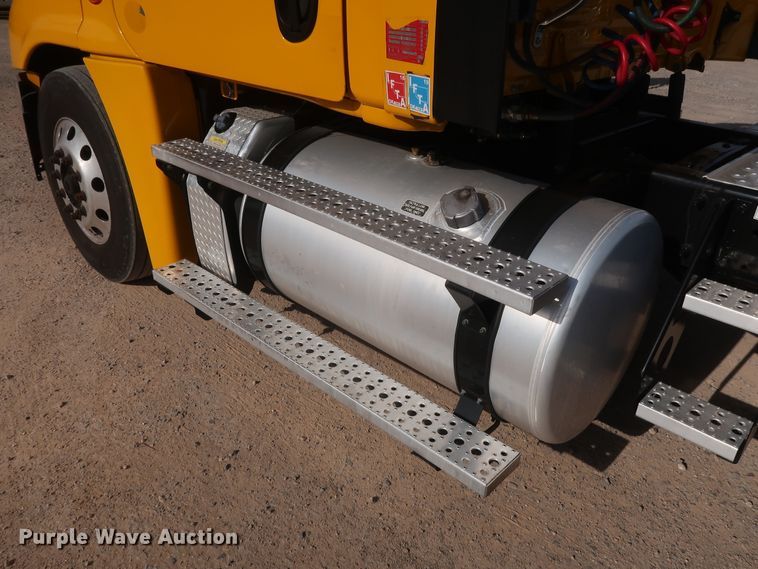 image for item HA9100 2017 Freightliner Cascadia 125  semi truck