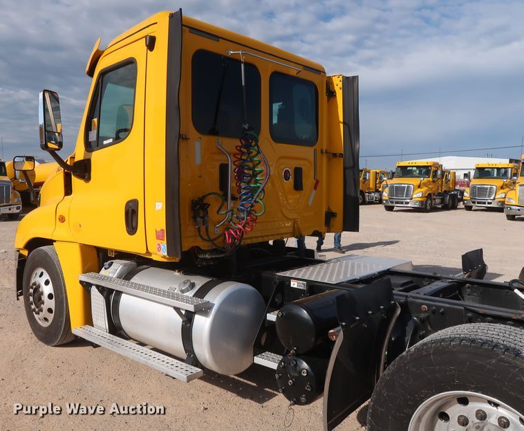 image for item HA9100 2017 Freightliner Cascadia 125  semi truck