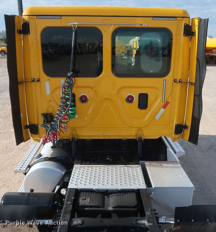 image for item HA9100 2017 Freightliner Cascadia 125  semi truck