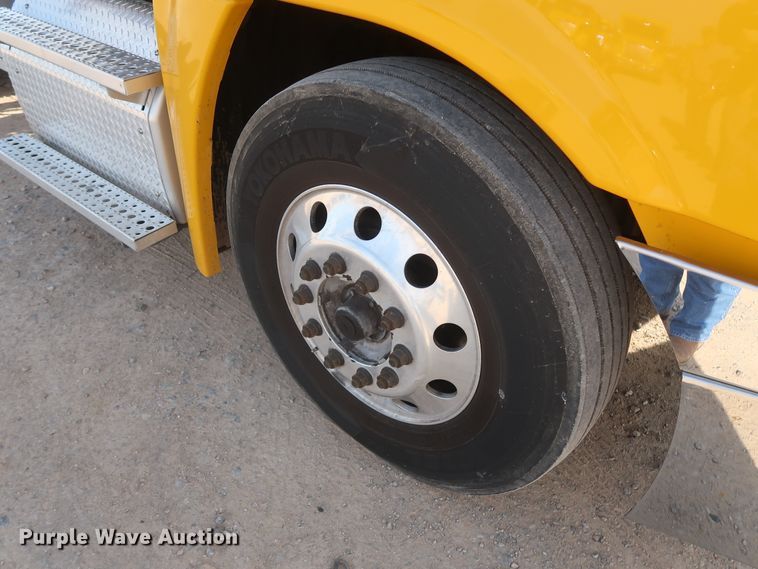 image for item HA9100 2017 Freightliner Cascadia 125  semi truck