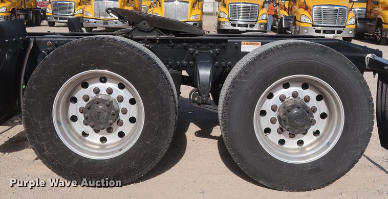 image for item HA9100 2017 Freightliner Cascadia 125  semi truck