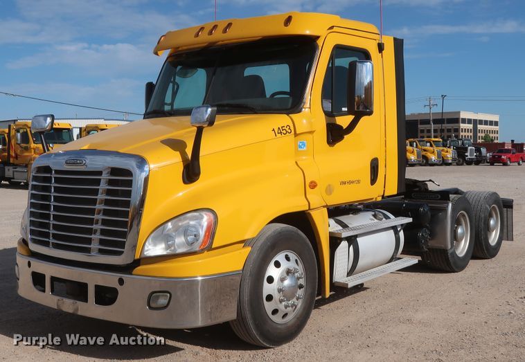 image for item HA9101 2017 Freightliner Cascadia 125  semi truck