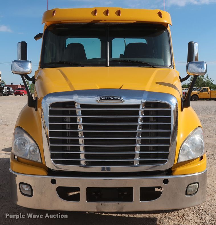 image for item HA9101 2017 Freightliner Cascadia 125  semi truck