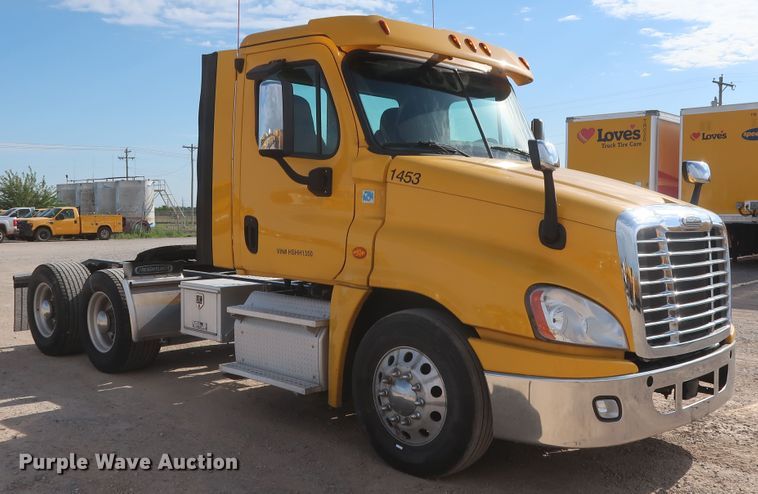 image for item HA9101 2017 Freightliner Cascadia 125  semi truck