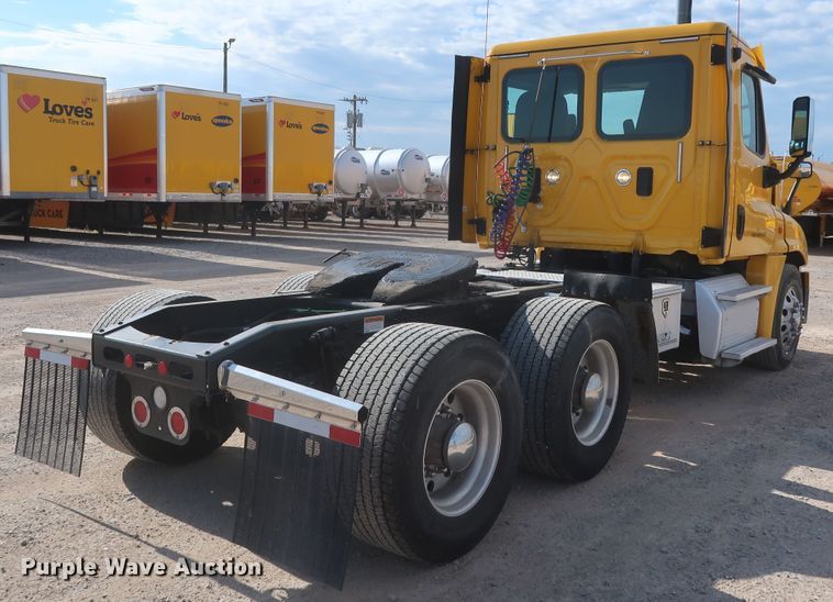 image for item HA9101 2017 Freightliner Cascadia 125  semi truck