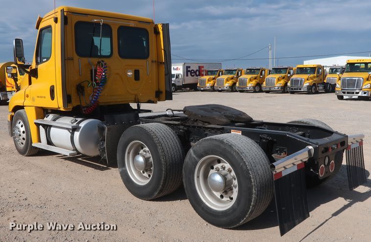 image for item HA9101 2017 Freightliner Cascadia 125  semi truck