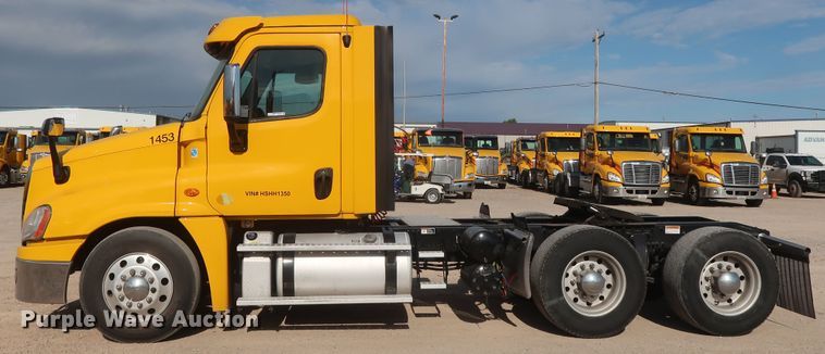 image for item HA9101 2017 Freightliner Cascadia 125  semi truck