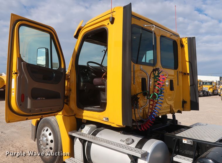 image for item HA9101 2017 Freightliner Cascadia 125  semi truck