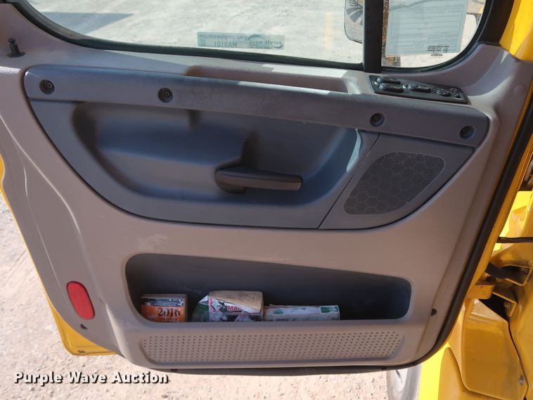 image for item HA9101 2017 Freightliner Cascadia 125  semi truck