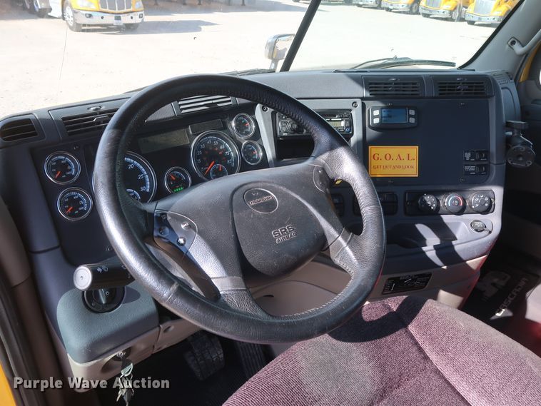 image for item HA9101 2017 Freightliner Cascadia 125  semi truck