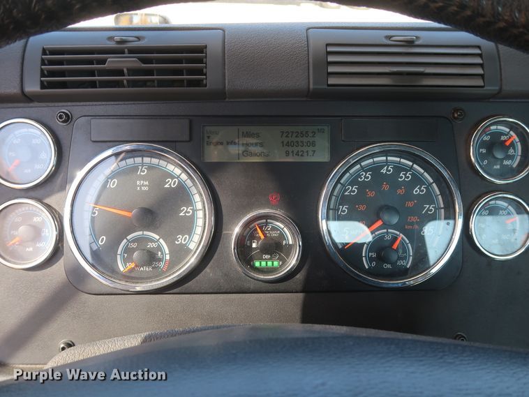 image for item HA9101 2017 Freightliner Cascadia 125  semi truck