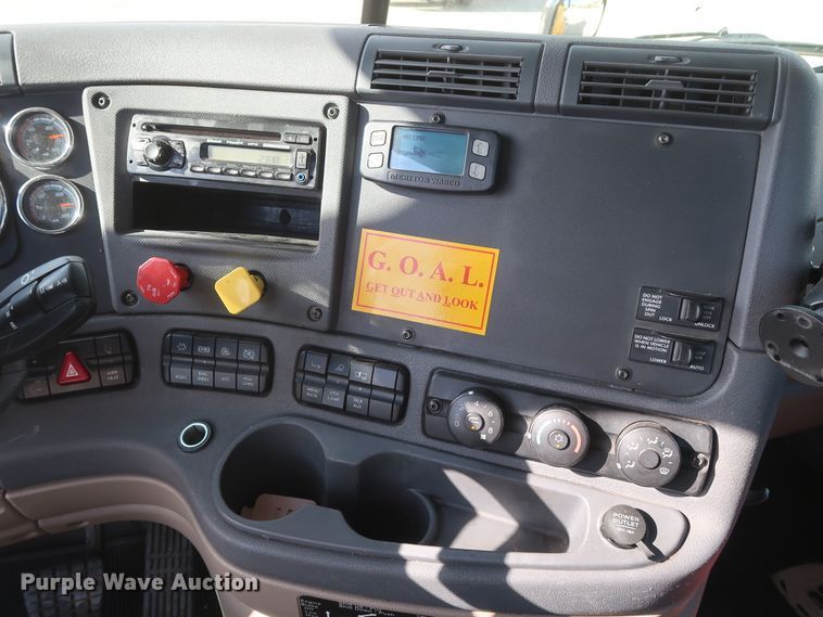 image for item HA9101 2017 Freightliner Cascadia 125  semi truck