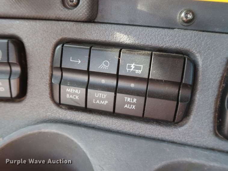 image for item HA9101 2017 Freightliner Cascadia 125  semi truck