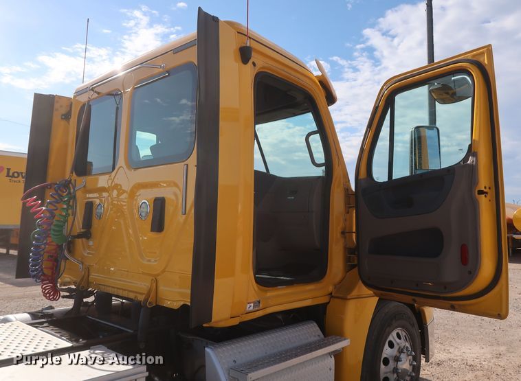 image for item HA9101 2017 Freightliner Cascadia 125  semi truck