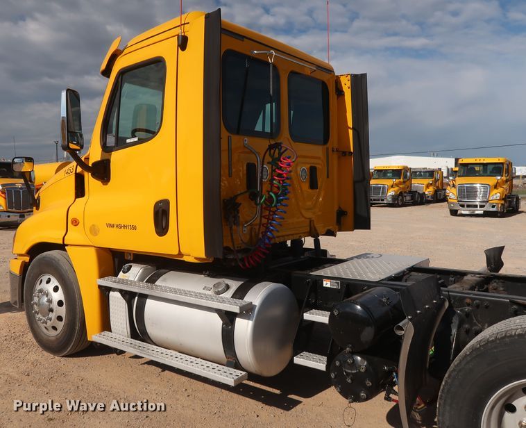 image for item HA9101 2017 Freightliner Cascadia 125  semi truck